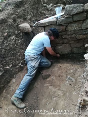 El arqueólogo Diego Díaz durante el descubrimiento de la muralla de la Edad del Hierro en El Castro de Alava, Salas (Asturias)