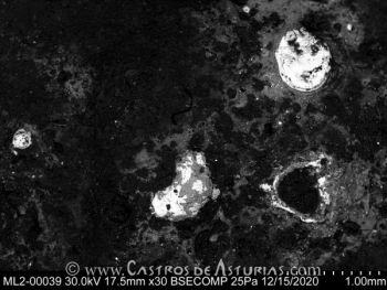 Algunas partículas de plata (en color claro) identificadas en el estudio de un fragmento cerámico mediante microscopio electrónico de barrido