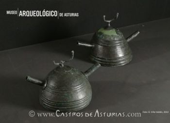 Los cascos del Picu Les Torres en el Museo Arqueológico de Asturias. Foto: Ángel Villa Valdés
