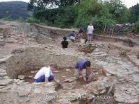 Os Castros de Taramundi. Bajo la trama edificada durante la Edad del Hierro se rastrean las evidencias de la primera ocupación del poblado