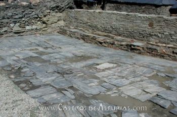 Castro de Chao Samartín, Grandas de Salime. Plaza con banco corrido