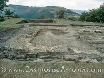 Castro de Chao Samartín. Edificio de la acrópolis