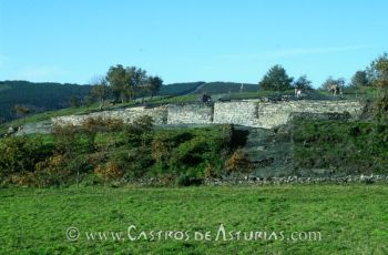 Chao Samartín. Muralla de módulos