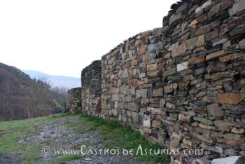 Chao Samartín. Muralla de módulos