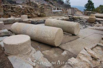 Chao Samartín. Atrio de la domus. Basas y fustes de columnas graníticas