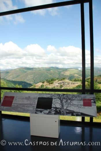 Museo Castro de Chao Samartín. Vista del castro de Chao Samartín desde el museo