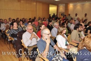 Público asistente a la presentación del libro en Grandas de Salime