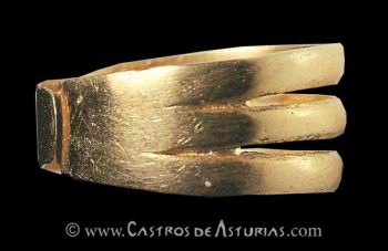 Anillo áureo de tiras, de época calcolítica del dólmen de La Mata