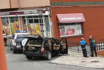 Agentes de la Guardia Civil y Policía Local interrogando a Ángel Villa. Fuente: La Voz del Occidente