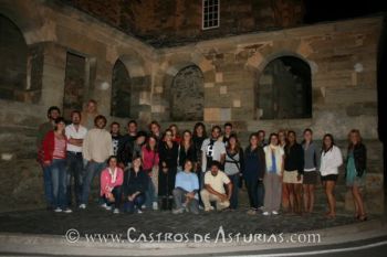 Laura Bécares, en el centro de la imagen, con el equipo arqueológico del Navia-Eo Laura Bécares, en el centro de la imagen, con el equipo arqueológico del Navia-Eo