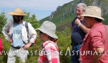 El equipo de investigadores junto al alcalde de Ibias