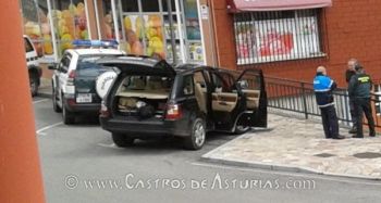 El arqueólogo ante los agentes de la Guardia Civil y Policia Municipal de Grandas de Salime