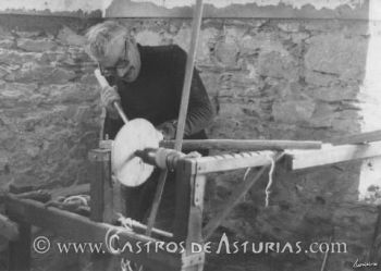 D. José María Muiña trabajando en el torno del Museo Etnográfico de Grandas de Salime (1985)