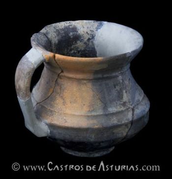 Jarrita facetada del Chao Samartín (siglo I d.C.). Foto de Juanjo Arrojo