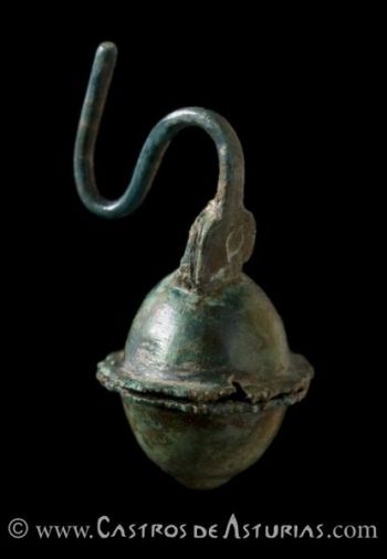 Pendiente de bronce (siglos I-II d.C.). Foto de Juanjo Arrojo