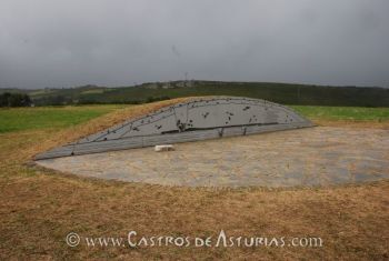 Vista general del túmulo tras su excavación y acondicionamiento para la visita