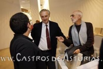 Los arqueólogos Felipe Arias Vilas y Ángel Villa minutos antes de la conferencia
