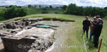 Autoridades durante la visita (fuente: diario La Nueva España)
