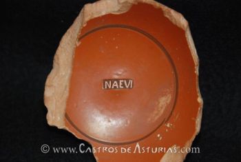 Marca de alfarero galo en un vaso de terra sigillata del Chao Samartín. Foto: Ángel Villa Valdés