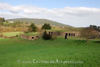 Aula y centro de recepción de visitantes en Coaña