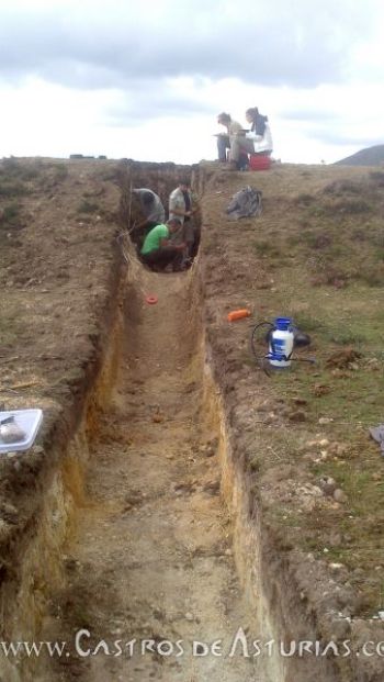 Recogida de muestras en unos de los sondeos realizados en las infraestructruas mineras de época romana (Fuente: CSIC)