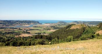 El castro de Moriyón, en primer término, con la ría de Villaviciosa al fondo (foto: Ángel Villa Valdés)