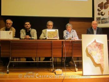 Ángel Villa, Jesús Puras, Adolfo Rodríguez Asensio, Ana González e Ignacio Alonso, Director del Museo Arqueológico de Asturias, durante la presentación de las pinturas. (Foto: Europa Press)