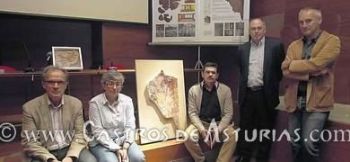 El Director General de Patrimonio Cultural, Adolfo R. Asensio, la Consejera de Cultura, Ana González, el Director del Museo Arqueológico de Asturias, Ignacio Alonso, el restaurador Jesús Puras y el arqueólogo Ángel Villa tras la presentación