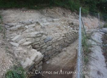 Estructura defensiva y aterrazamiento en el castro de El Curucho. Fuente: Diario La Nueva España