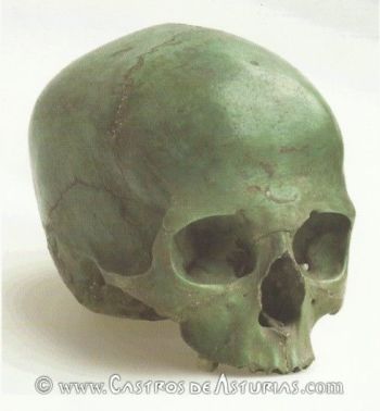 Cráneo con patina cuprífera procedente a la mina de cobre de El Milagro (Onís)