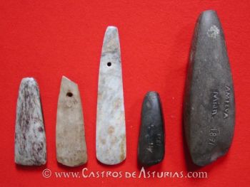 Hachas pulimentadas de Cangas de Onís y Mián con depósito en el Museo Arqueológico de Astuirias. Foto: Ángel Villa Valdés