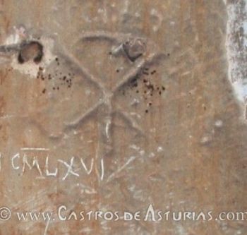 Crismón procedente de la villa de Veranes, hoy en la capilla de Cenero. Fuente: Fdez Ochoa et al. 399