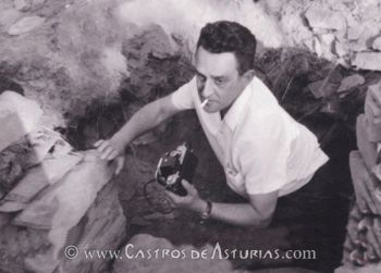 Jesús Martínez durante la excavación en el castro de Mohías. Foto: Archivo familiar reproducida en el programa de actos