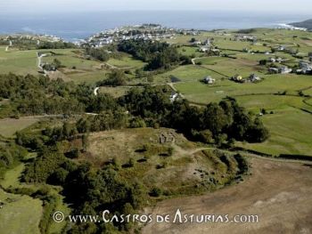 Monte del Castro de Mohías con la población de Ortiguera al fondo. Foto: Ángel Villa Valdés
