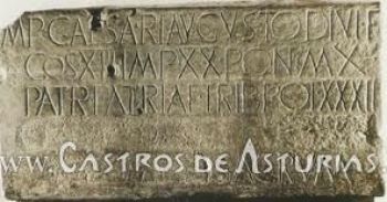 Inscripción dedicada a Augusto descubierta en el castro gijónes de la Campa Torres