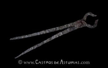 Tenazas de hierro del castro de Chao Samartín (Catálogo Museo Castro de Chao Samartín. Foto: Juanjo Arrojo)