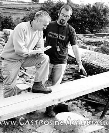 Los arqueólogos Ángel Villa Valdés y Rubén Montes López durante las excavaciones en el castro de Chao Samartín (Grandas de Salime)