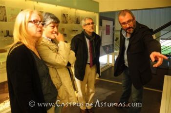 Aurora Valdés, Idima López y Gaspar Llamazares durante su visita al Museo del Chao Samartín en compañía del arqueólogo director de las últimas intervenciones en el castro, Rubén Montes López, a quien no le fue permitida por el encargado del centro, Sergio Ríos Fernández, expliación alguna en el yacimiento. Foto: Lumieira