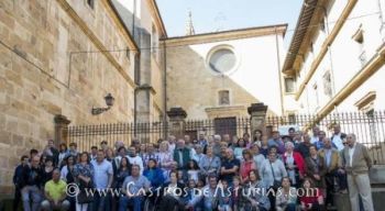 Vecinos de Grandas de Salime participantes en la visita al Museo Arqueológico. Fuente: La Nueva España