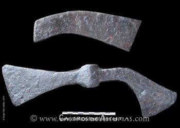 Hachas forjadas en hierro procedentes de las labores auríferas de época romana (siglos I-II d.C.) de Carlés, concejo de Salas (Asturias). Foto: Ángel Villa Valdés