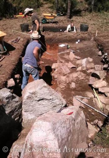 Excavación en el túmulo de La Cobertoria, Campa San Juan (Salas). Fuente: La Nueva España