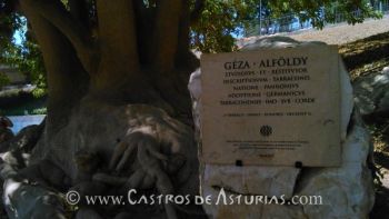 Placa de recuerdo a Géza Alföldy en el anfiteatro de Tarraco, homenaje de la ciudad al egregio investigador