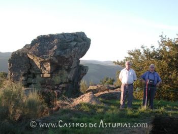 Géza Alföldy y Julián de Francisco Martín en la Acrópolis del Chao Samartín en Grandas de Salime (Asturias).