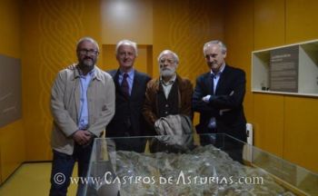 Los arqueólogos Rubén Montes, Miguel Ángel de Blas y Ángel Villa junto con Joaquín Lorences, Director de la Fundación Valdés-Salas, durante el acto de presentación del Proyecto Beriso. Fuente: El Comercio