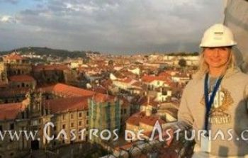 Olga Gago, en Santiago de Compostela, con el monasterio de San Martín Pinario en proceso de restauración a la izquierda. Fuente: La Nueva España