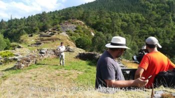 El equipo de Arqueomanía durante el rodaje en El Castro de Pendia (Boal)