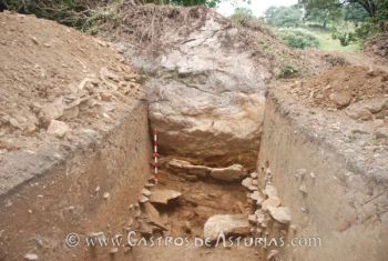 Castro de Alava. Trinchera arqueológica sobre uno de los fosos defensivos