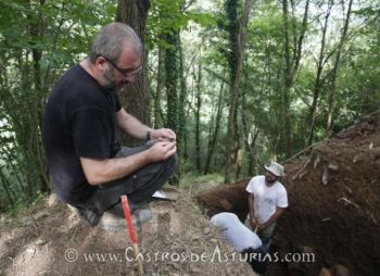 Rubén Montes López, director de las excavaciones en el castro de Alava. Foto: El Comercio