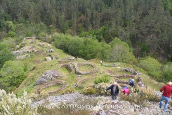 Hillforts study group durante su visita al castro de Pendia, en Boal