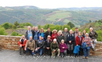 El grupo de investigadores del Hillfort Study Group ante el castro de Chao Samartín, Grandas de Saime